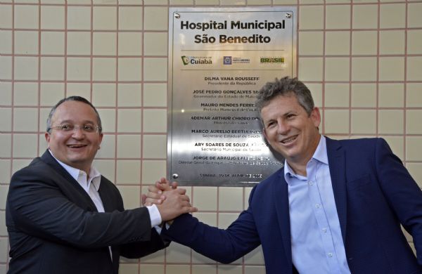 Mauro Mendes e Pedro Taques na cerimnia de inaugurao do Hospital So Benedito, em 30 de abril