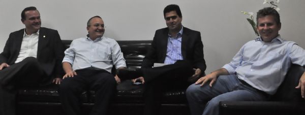 Reunio da Executiva do PR, liderada por Wellington Fagundes e Emanuel Pinheiro, com Mauro Mendes (d) e Pedro Taques (e)