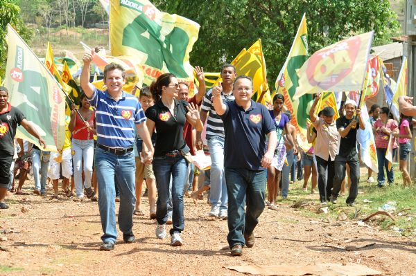 Mauro Mendes e Pedro Taques fazem caminhada para conquistar votos