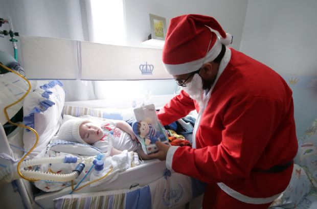 Mdico se transforma em Papai Noel e visita crianas pacientes de home care
