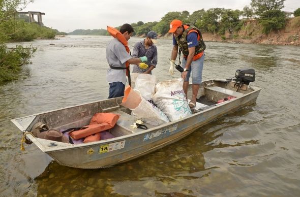 Grupo de voluntrios limpa 24 toneladas de lixo do Rio Cuiab; metade deve abastecer cooperativa