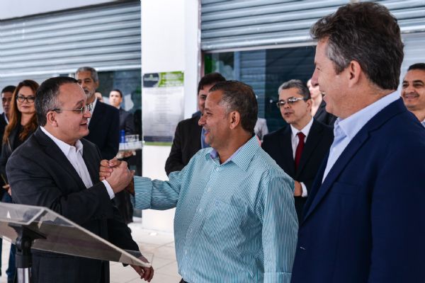 Misael Galvo com o governador Pedro Taques e o prefeito Mauro Mendes, na cerimnia de inaugurao