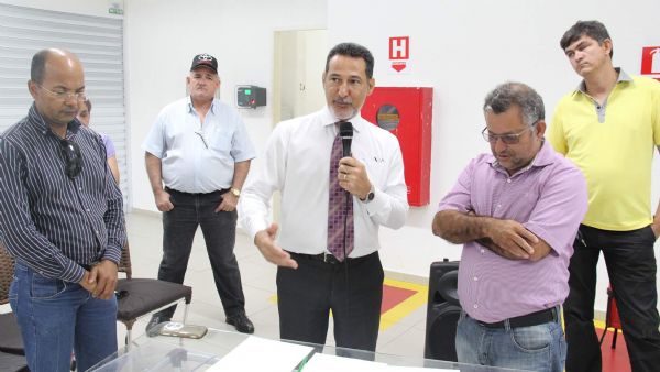 Misael Galvo e Ocemrio Daltro assinam convnio do Shopping Popular de Cuiab com a FAIPE