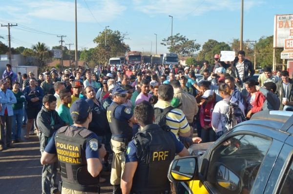 Mais de 500 pessoas ameaam bloquear BR-364 cobrando respostas para demandas habitacionais
