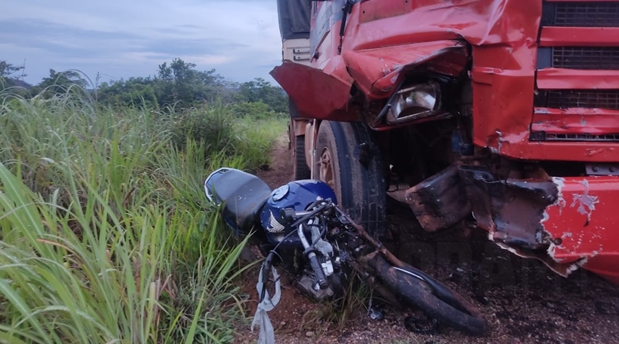 Motociclista morre aps colidir de frente com carreta em rodovia estadual
