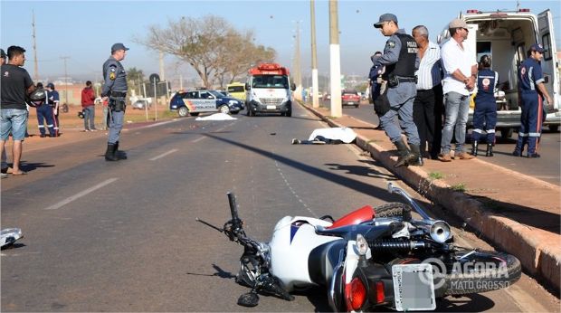 Motociclista atropela idoso em faixa de pedestre e os dois morrem