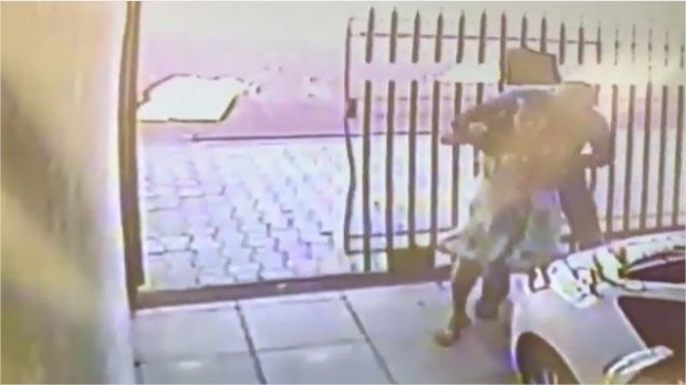 Circuito de segurana registra momento em que mulher foi baleada em tentativa de assalto veja vdeo
