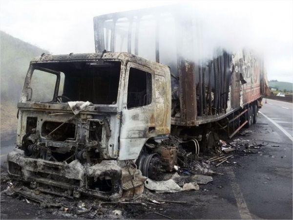 Coliso entre carretas causa engavetamento e incndio; um condutor morreu