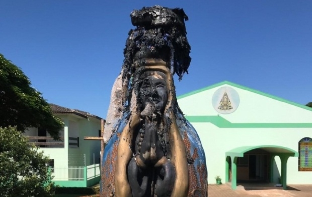 Imagem de Nossa Senhora Aparecida  queimada em frente a igreja de Mato Grosso