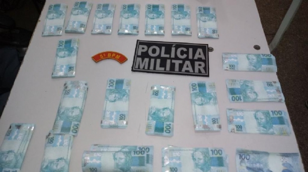 Caminhoneiro e motociclista so presos com R$ 20 mil em notas falsas em posto de combustvel