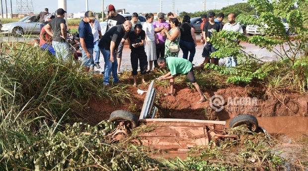 Carro  encontrado submerso dentro de valeta em Mato Grosso