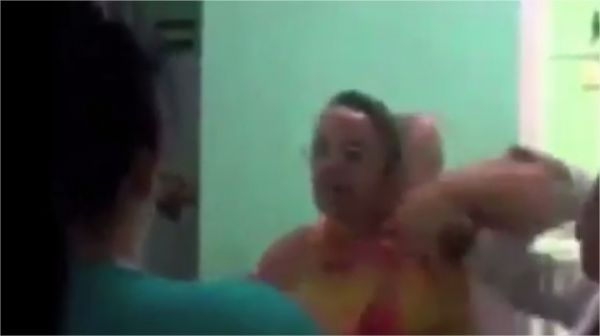 Revoltada, mulher agride atendente de hospital com soco no rosto;  fotos 