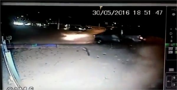 Vdeo mostra momento em que criminoso atropela e mata motociclista com caminhonete; assista