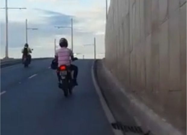 Vdeo mostra motociclista supostamente embriagado trafegando em avenida