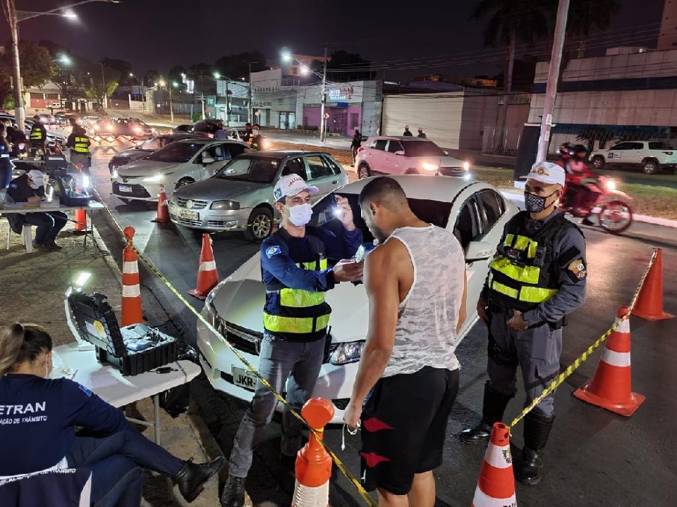Blitz da Lei Seca prende trs por embriaguez ao volante e autua 39 motoristas em Cuiab