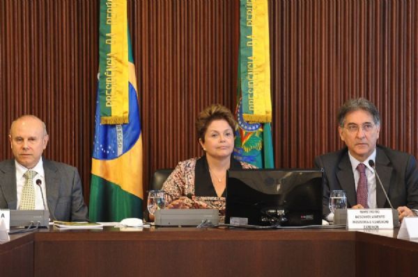 Dilma Rousseff e Guido Mantega, ministro da Fazenda, descorrem sobre 'pibinho'