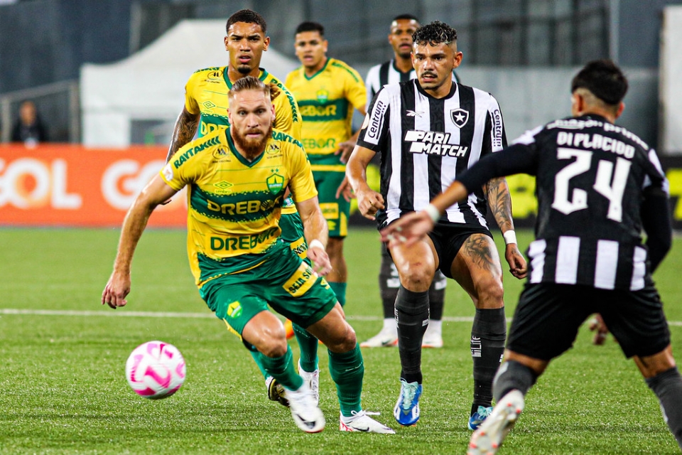 Resistente, Cuiab surpreende e vence o lder Botafogo fora de casa