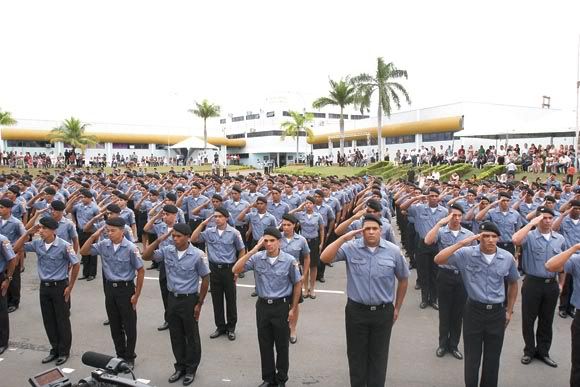 Agentes assumem guarda de presdios e 300 policiais militares sero 'devolvidos' s ruas