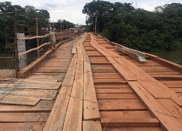 Ponte de madeira no rio Teles Pires  interditada por risco de desabamento