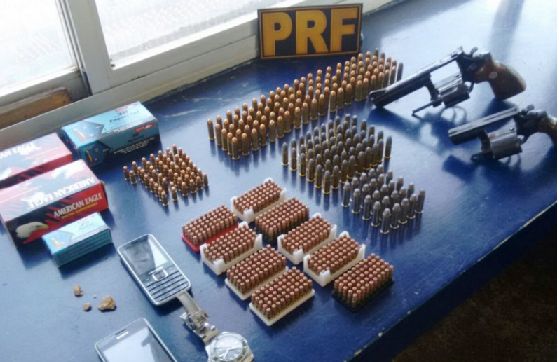 Cabo da PM  preso com cerca de 700 munies e duas armas de fogo em rodovia