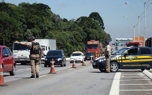 Agente da Polcia Rodoviria Federal morre atropelado por carreta em BR