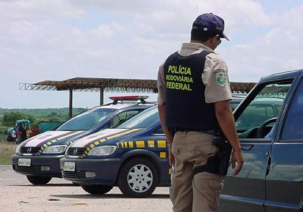 PRF prende policial militar que dirigia carro roubado na BR-364