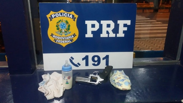 PRF prende mulher com arma escondida junto a corpo de beb