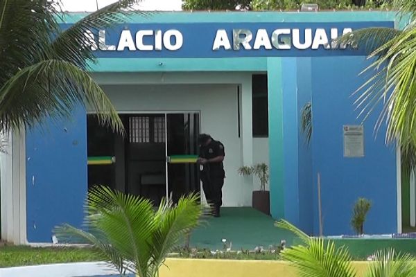 policiais e promotores checam documentos em Aragaras
