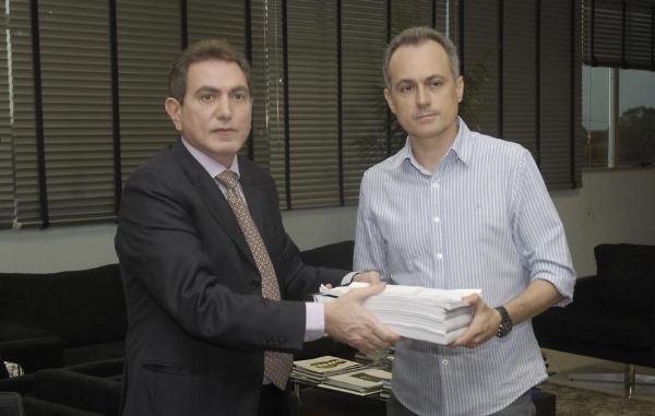 Pedro Nadaf, da Casa Civil, com Xisto Bueno, da Assembleia: receita prevista de R$ 13,6 bilhes para 2015