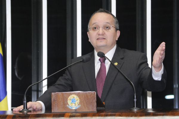 Para receber diploma de governador, Pedro Taques renuncia ao mandato no Senado