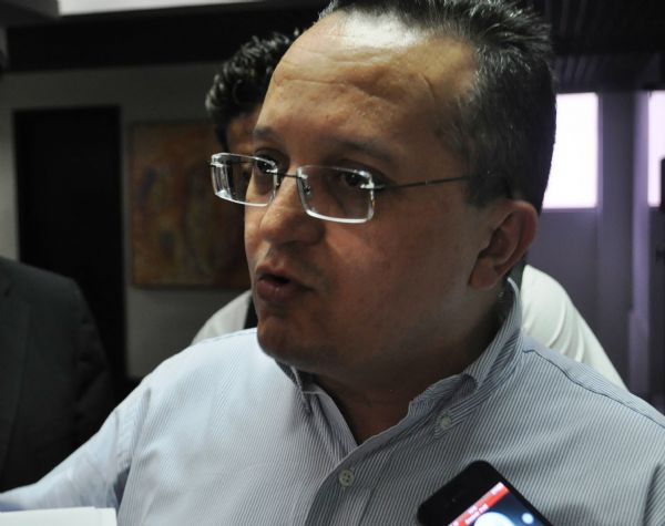 Pedro Taques relata que prefeituras do PMDB esto sem dinheiro, o que derruba tese de alinhamento