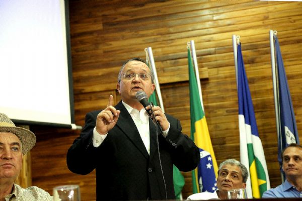 Pedro Taques defende novo pacto federativo em reunio com prefeitos;  em jantar, apresentou detalhes do Pr Estradas ​