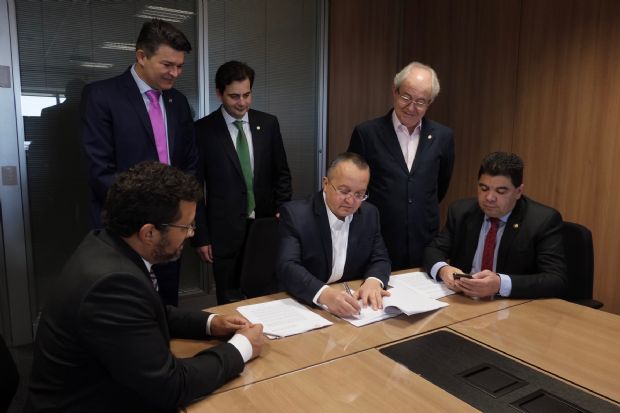 Taques assina contrato com BB para investir R$ 600 milhes em rodovias e pontes de concreto