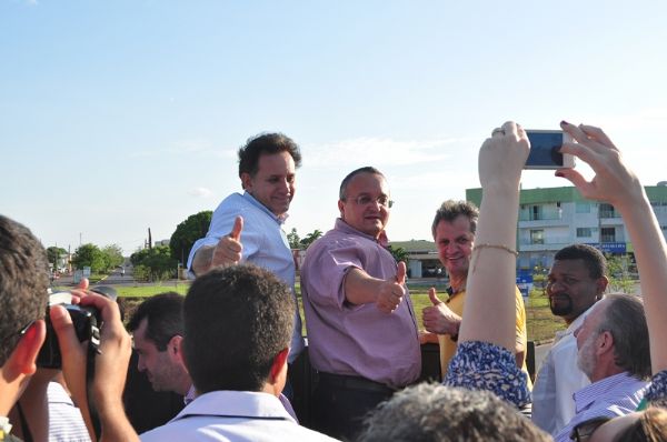 Pedro Taques d de ombros a ameaas do Planalto, pede votos para Acio Neves e agradece eleitorado de MT