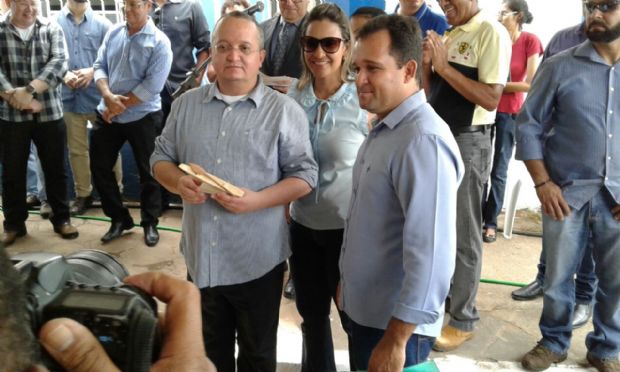 Pedro Taques recebeu uma canoa das mos do prefeito lvio Queiroz e da primeira-dama