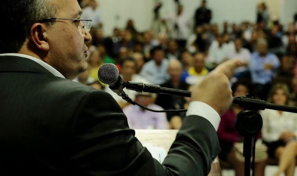 Pinheiro promete crtica sem perder a ternura; Taques responde que no  ditador e oposio  saudvel