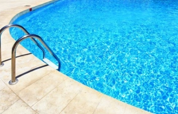 Menino de 11 anos morre afogado ao cair em piscina de residncia em obras