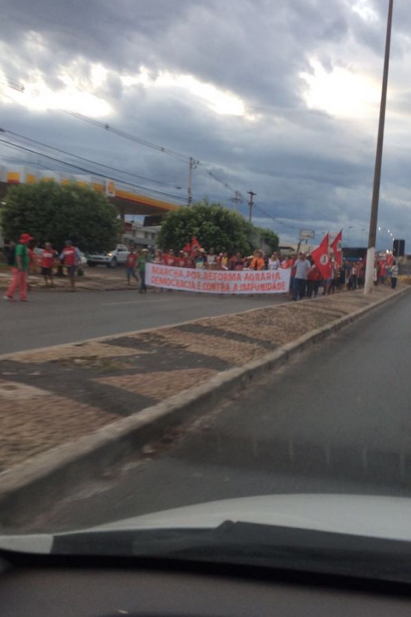 Marcha do MST segue pela avenida Fernando Corra e deixa trnsito complicado