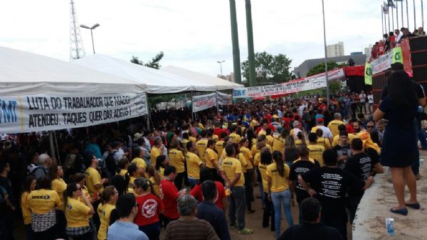 Cinco mil participam de movimento em defesa do RGA e sindicato quer paralisao geral na tera-feira