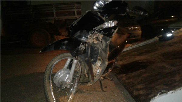 Acidentes de moto deixam um morto e outro ferido no domingo; motoristas fugiram