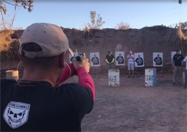  Vdeo  mostra instrutor praticando tiro com pessoas ao lado de alvos durante curso; professor nega ilegalidade