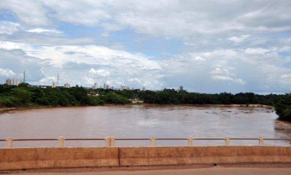 Empresa rompe tubulao e esgoto  despejado direto no Rio Vermelho