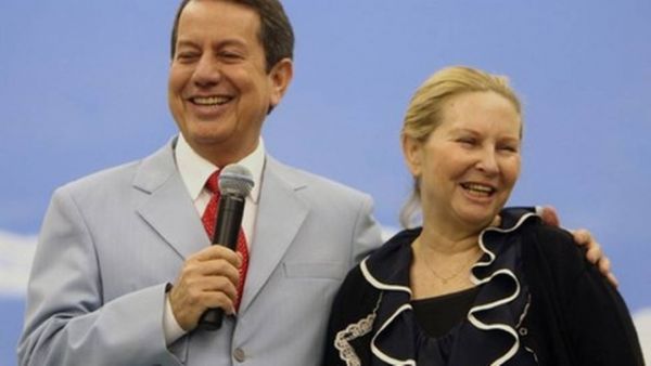 Serra concede passaportes diplomticos a pastor R.R. Soares e sua mulher