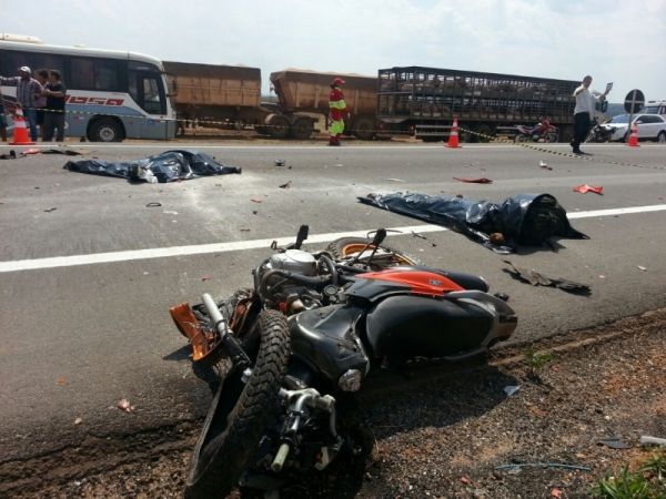 Moto ficou destruda e os dois ocupantes morreram no local do acidente