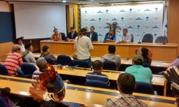 Em reunio tensa, indgenas impedem sada de Rodrigo Rodrigues e mais seis pessoas do Ministrio da Sade