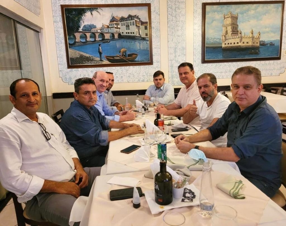 Geller, Fvaro, Paulo Arajo e outros membros do PP e PSD em almoo na Taberna Portuguesa, em Cuiab