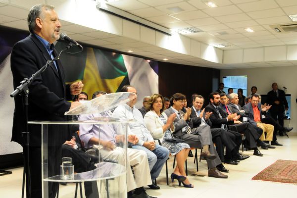 Ricardo Benzoini com Silval Barbosa (ao centro), durante a assinatura da adeso de municpios de MT no Plano Nacional de Saneamento Bsico