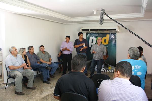 Jos Riva ao lado dos presidentes Edio Martins (d), da Ucamb, e Walter Arruda, da Femab, em reunio com bases populares