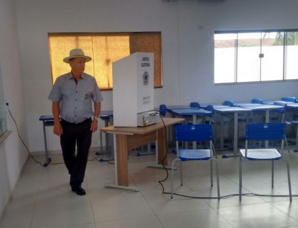 Roberto Dorner vota e garante confiana na vitria em Sinop