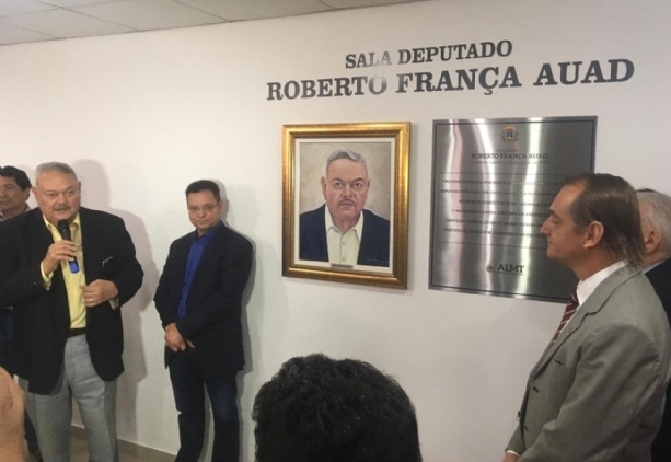 Homenageado na ALMT, Roberto Frana se emociona e d conselho a deputados novatos